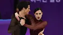 Tessa Virtue dari Kanada bersama pasangannnya Scott Moir bersaing dalam tarian bebas es skating pada Olimpiade Musim Dingin Pyeongchang 2018 di Gangneung Ice Arena di Gangneung (20/2). (AFP Photo/Aris Messinis)