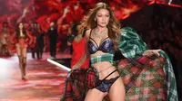 Model Gigi Hadid berpose di atas catwalk selama Victoria's Secret Fashion Show 2018 di Pier 94 di New York, AS (8/11). (AP Photo/Evan Agostini)