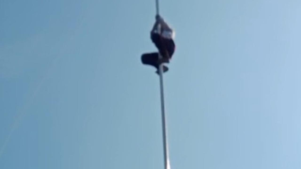 bocah sd panjat tiang bendera