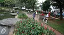 Warga memancing di Taman Situ Lembang, Jakarta, (25/8). Dinas Pertamanan dan Pemakaman DKI menyebutkan total luas RTH di Jakarta sekitar 9,98 persen, padahal luas ideal RTH suatu kota adalah 30 persen dari luas wilayah. (Liputan6.com/Immanuel Antonius)