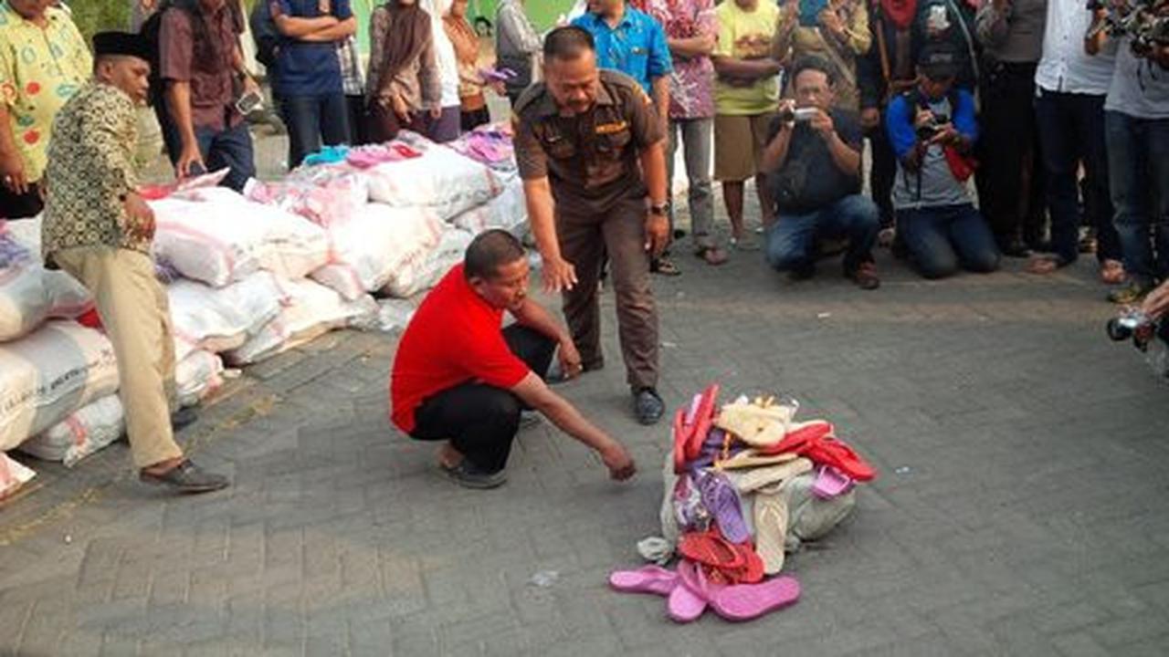 Selain minta maaf, produsen harus tarik semua sandal berlafaz Allah