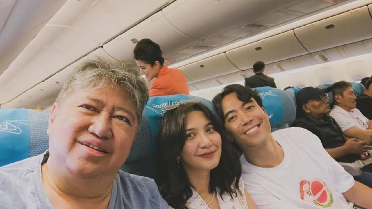 Vidi Aldiano mengabadikan foto bersama sang papa di dalam pesawat.&nbsp;