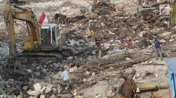 Pekerja menyelesaikan proyek revitalisasi Pasar Senen di Jakarta, Senin (11/9). Pemprov DKI menyiapkan anggaran sebesar Rp116,9 miliar untuk revitalisasi Pasar Senen Blok I dan Blok II yang terbakar pada Januari 2017. (Liputan6.com/Immanuel Antonius)