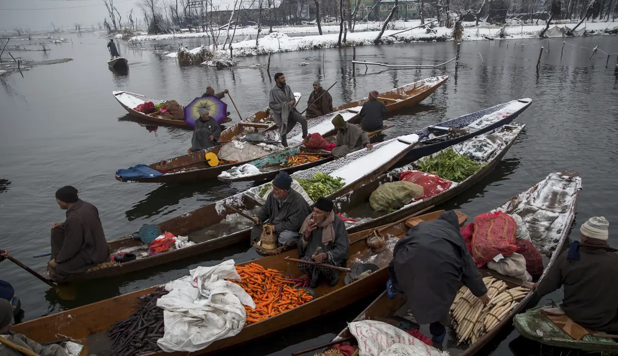 Pasar terapung Dal Lake di Kashmir, India ini biasanya berlangsung selama dua jam, kemudian semua orang kembali ke desa masing-masing untuk bekerja. Kebanyakan produk yang diperjualbelikan adalah sayur-mayur yang di daerah ini. (AP Photo)