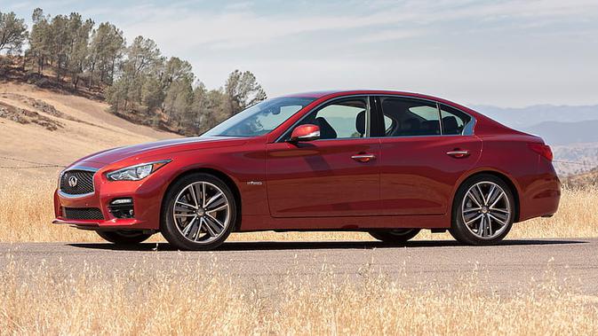 Infiniti Q50 Hybrid: Mendengar kata hybrid pada sedan 4 pintu, Anda langsung memikirkan efisiensi bahan bakar.  Tapi tidak untuk mobil ini.  Mobil Full Hybrid Electric Vehicle (FHEV) ini memiliki tenaga 364 hp dan torsi 546 Nm yang keluar dari mesin 3.500 cc V6 Hybrid.  Q50 Hybrid dapat melaju dari 0 hingga 97 km/jam hanya dalam 5,2 detik.  (Sumber: peakpx.com)