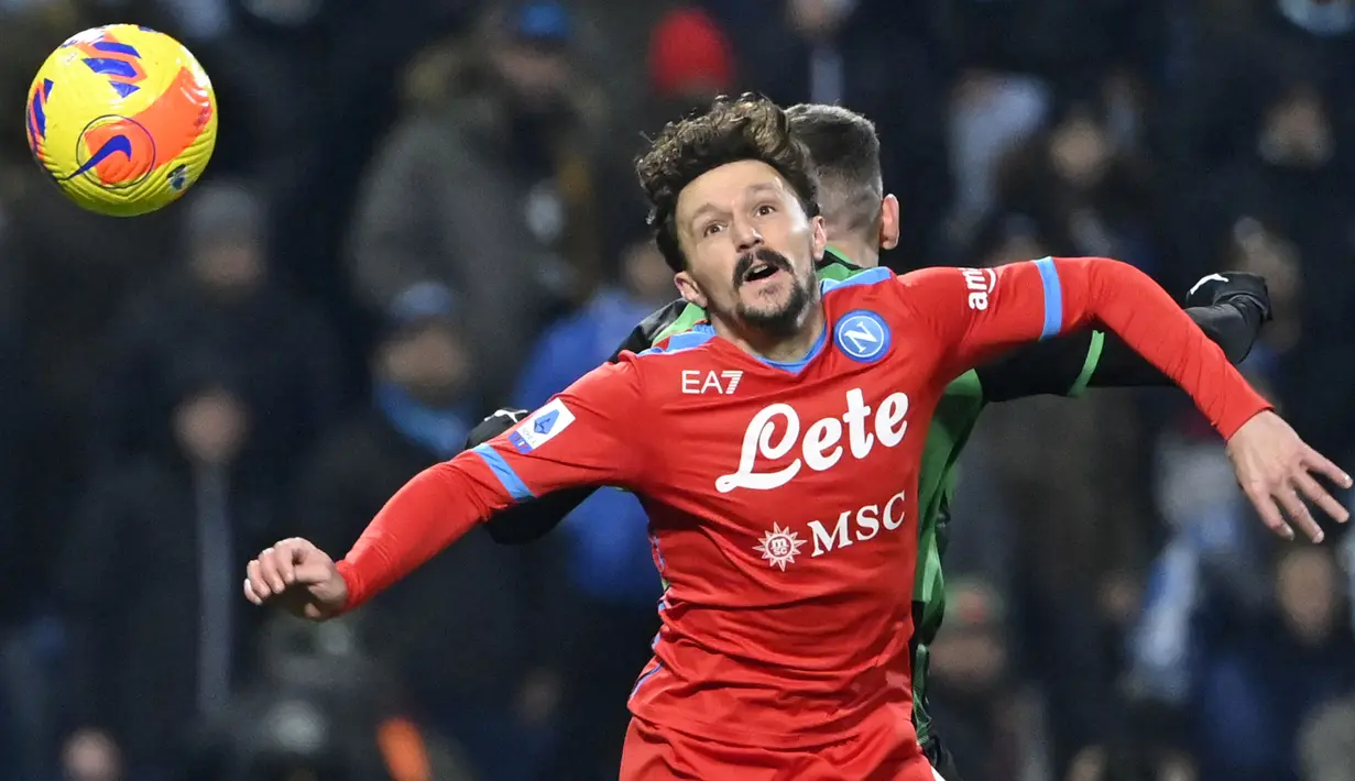 Hasil kurang memuaskan didapatkan sang pemuncak klasemen Liga Italia, Napoli usai ditahan imbang 2-2 oleh tuan rumah Sassulo. Hasil tersebut membuat selisih poinnya dengan runner up, Inter Milan hanya berjarak satu angka saja. (AFP/Alberto Pizzoli)