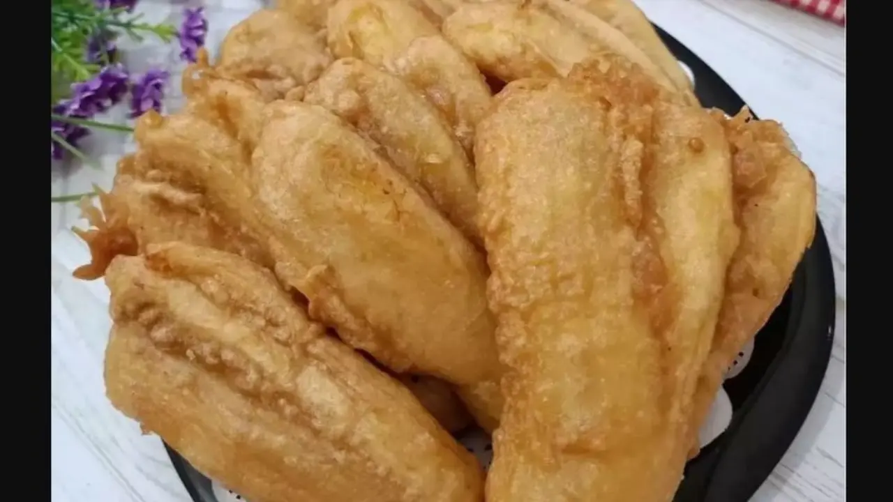 Pisang Goreng Kipas.  foto: Instagram @birgittawang_