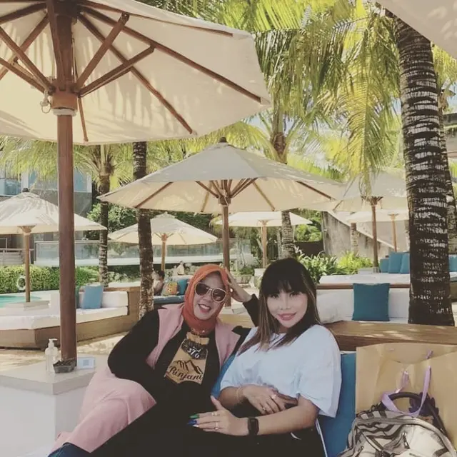 7 Potret Kebersamaan Rohimah Alli dan Eva Belisima Liburan Ke Bali