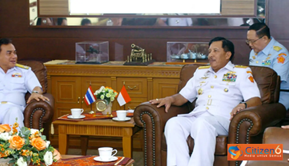 Citizen6, Jakarta: Panglima TNI Laksamana TNI Agus Suhartono, menerima kunjungan kehormatan Kasal Thailand, Admiral Surasak Rounroengrom, di Mabes TNI Cilangkap Jakarta Timur, Selasa (17/7). (Pengirim: Badarudin Bakri).
