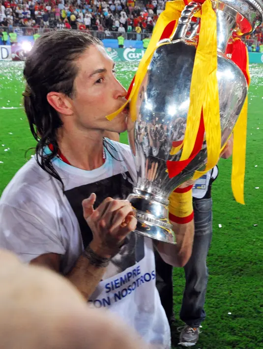 Bek Spanyol Sergio Ramos mencium trofi setelah timnya memenangkan pertandingan final kejuaraan Euro 2008 atas Jerman di stadion Ernst-Happel di Wina, Austria pada 29 Juni 2008. Dalam pengumuman tersebut, bek Paris Saint-Germain tersebut mengungkapkan bahwa pelatih baru tim Spanyol, Luis De la Fuente tak lagi mempunyai rencana untuknya di tim senior. (AFP/JOE KLAMAR)