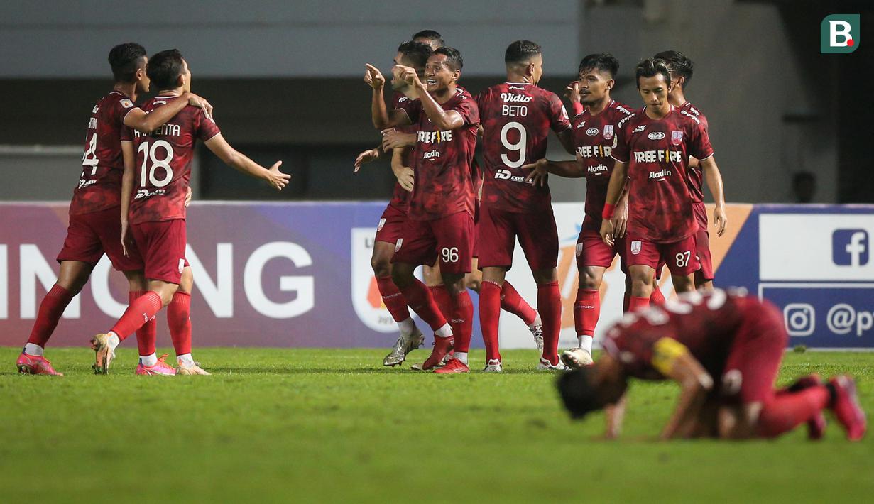 Para pemain Persis Solo merayakan gol kedua ke gawang Martapura Dewa United yang dicetak Fabiano Beltrame dalam laga semifinal Liga 2 2021 di Stadion Pakansari, Bogor, Senin (27/12/2021). (Bola.com/Bagaskara Lazuardi)