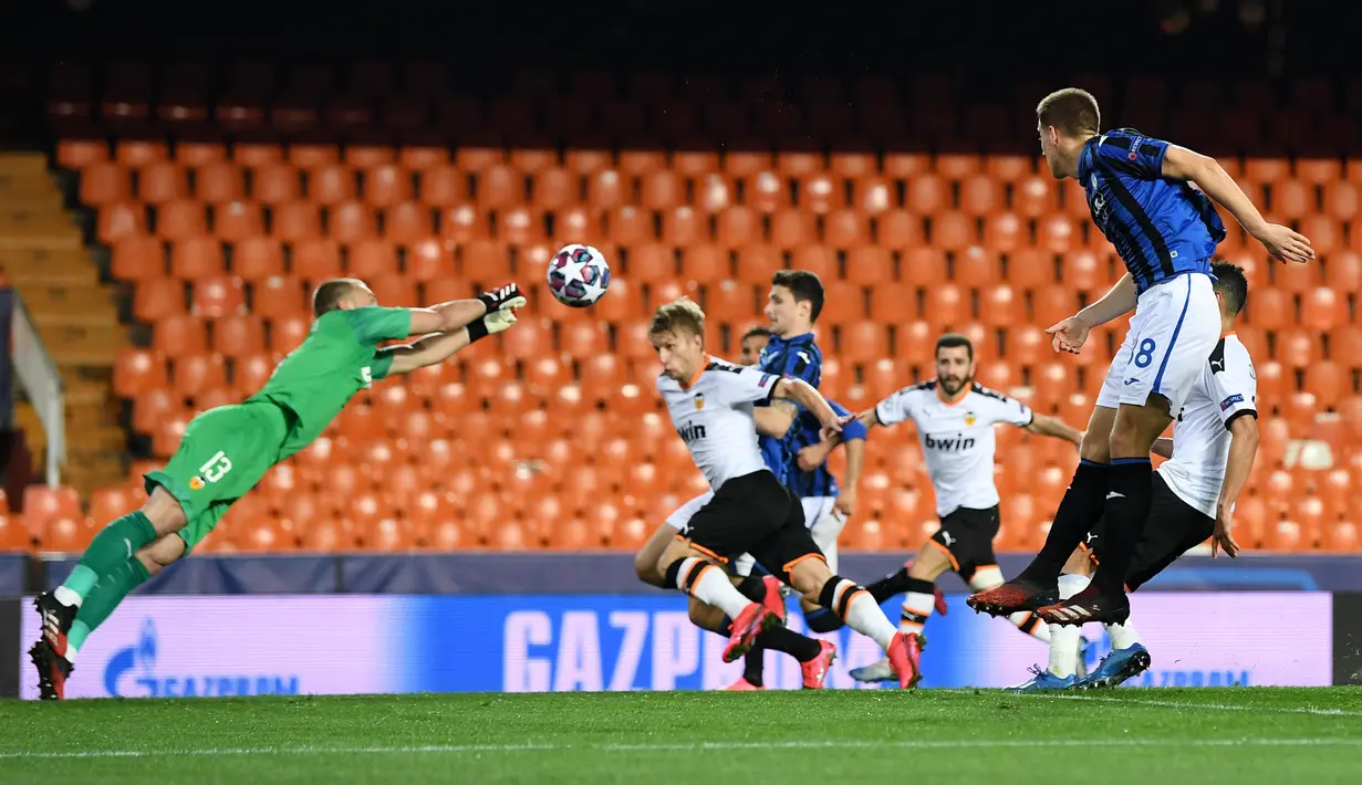 Gelandang Atalanta, Mario Pasalic, berusaha mencetak gol ke gawang Valencia pada laga babak 16 besar Liga Champions 2019-2020 di Stadion Mestalla, Valencia, Rabu (11/3). Atalanta menang 4-3 atas Valencia. (AFP/POOL UEFA)