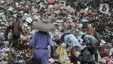 Aktivitas pemulung di Tempat Pembuangan Akhir (TPA) Cipayung, Depok, Jawa Barat, Kamis (9/4/2020). Komunitas Plastik Untuk Kebaikan (PUK) mencatat sekitar 4 juta pemulung di Indonesia turut terkena dampak pandemi virus Corona atau Covid-19 dan rentan tertular. (merdeka.com/Iqbal S. Nugroho)
