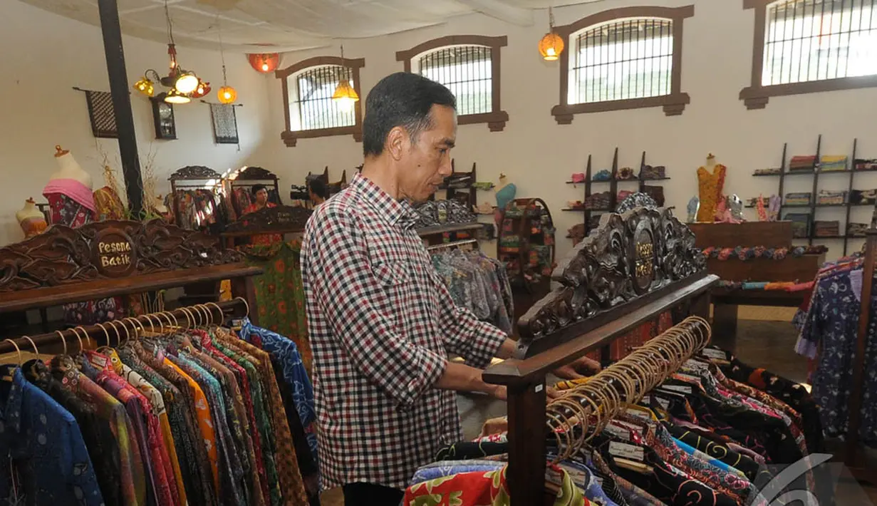 Capres nomor urut 2 Joko Widodo mengunjungi salah satu butik batik di Cirebon, Jawa Barat (Liputan6.com/Herman Zakharia).