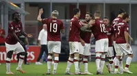 Para pemain AC Milan merayakan gol yang dicetak oleh Hakan Calhanoglu ke gawang Parma pada laga Serie A di Stadion San Siro, Rabu (15/7/2020). AC Milan menang 3-1 atas Parma. (AP Photo/Luca Bruno)