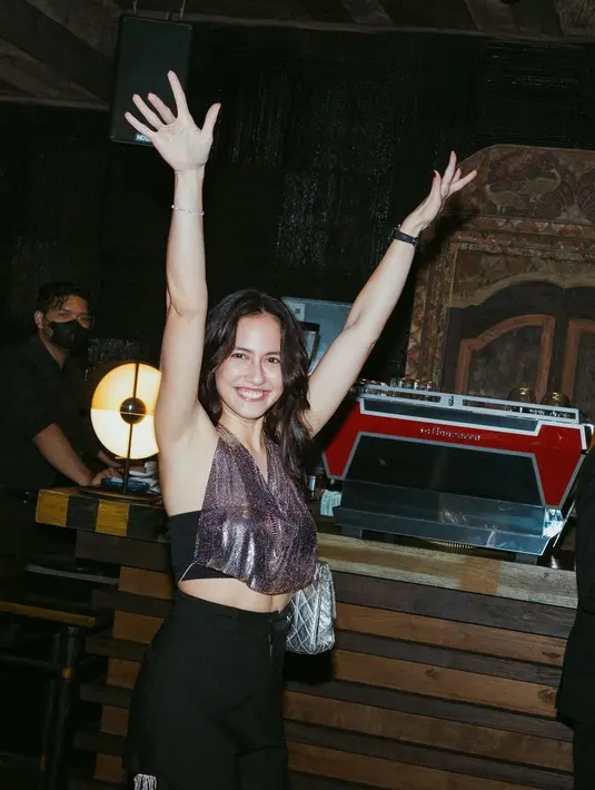 Momen bahagia itu digelar secara intimate dengan dekorasi hingga kue serba hitam di Hotel The Orient Jakarta, Sabtu (8/10/2022). (Instagram/pevpearce).