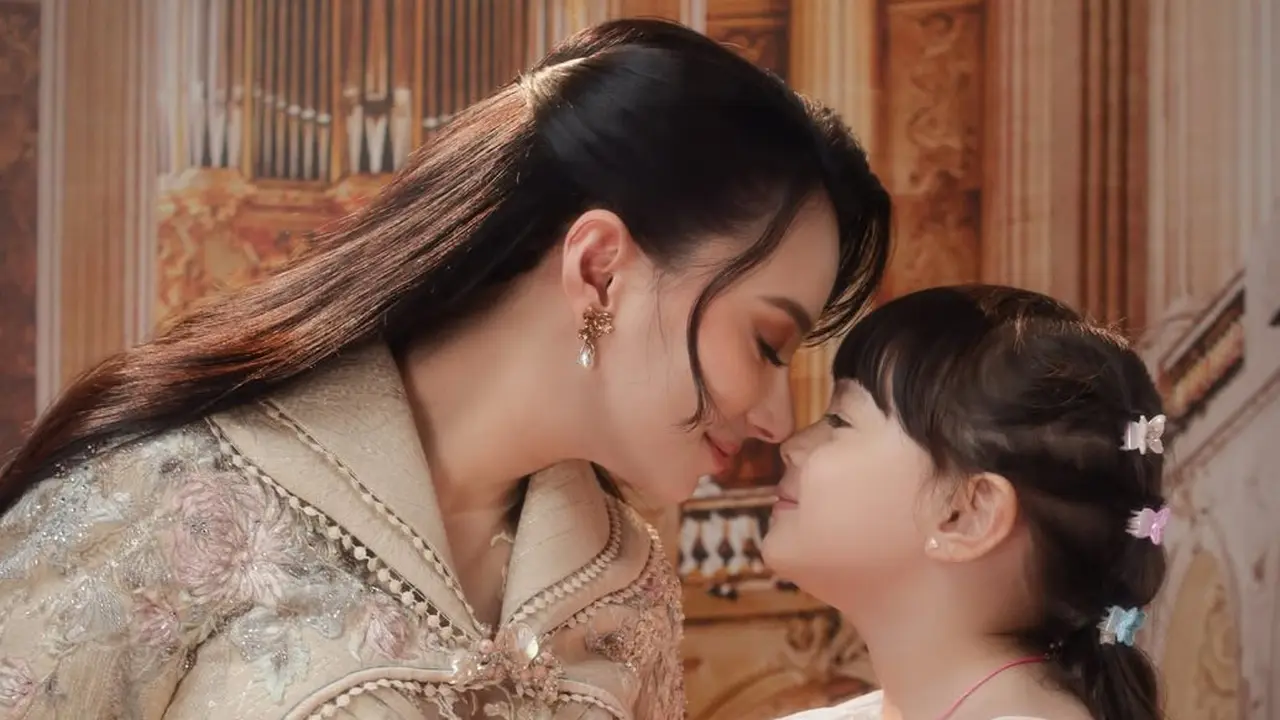 Asmirandah dan Putrinya, Chloe saat Photoshoot Bertemakan Kerajaan