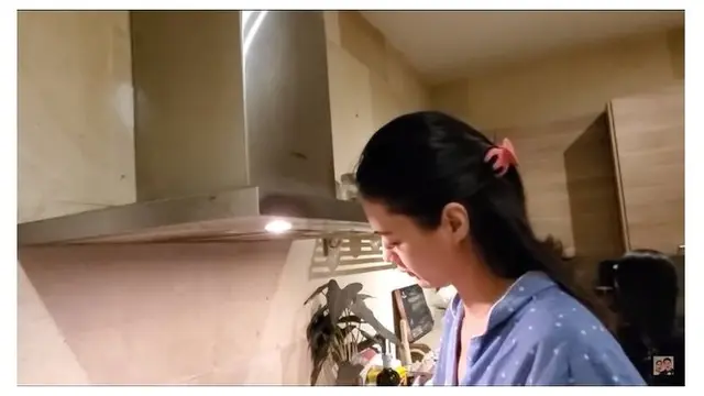 6 Potret Dapur Paula Verhoeven, Minimalis Serba Kayu