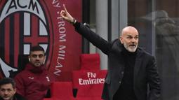 Manajer tim AC Milan, Stefano Pioli memberikan instruksi kepada pemainnya saat menghadapi Crotone dalam laga lanjutan Liga Italia 2020/21 pekan ke-21 di San Siro Stadium, Milan, Minggu (7/2/2021). AC Milan menang 4-0 atas Crotone. (AFP/Miguel Medina)