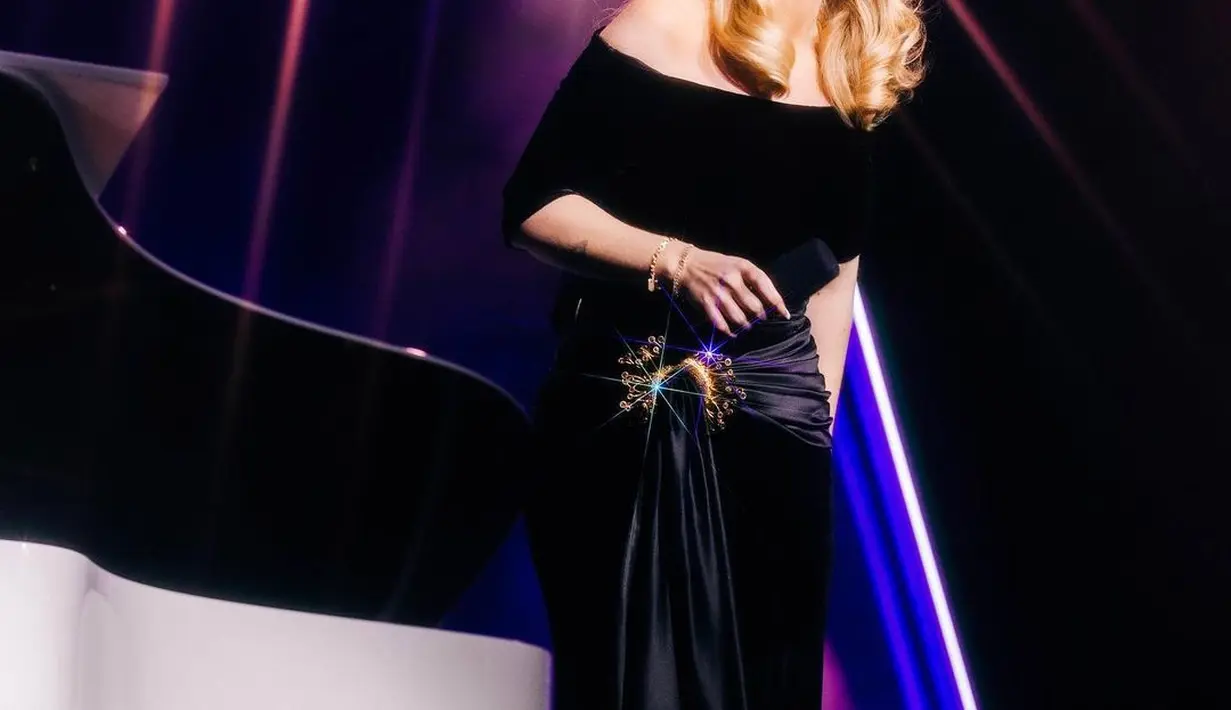 Adele mengunggah potret dirinya dengan gaun velvet sabrina. Gaun ini memiliki aksen belt yang dibuat dengan kain lilit dan bros [instagram/adele]