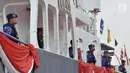 Personel kepolisian berdiri di atas kapal saat peresmian armada baru Korps Kepolisian Air dan Udara (Korpolairud) dalam HUT ke-68 Korpolairud di Mako Ditpolairud, Jakarta, Senin (3/12). (Merdeka.com/Iqbal Nugroho)