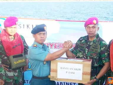 Citizen6, Tanjung Priok: Salah satu kapal perang dari jajaran Kolinlamil KRI Teluk Hading-538 berhasil mendistribusikan bantuan dari Solidaritas Istri Kabinet Indonesia Bersatu (SIKIB) ke pulau terluar pada, Minggu (14/10). (Pengirim: Dispenkolinlamil)