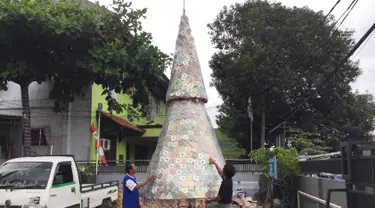 Pohon Natal berbahan dasar keping CD bekas berdiri di depan Gereja Kristen Pasundan Jemaat Depok, Jawa Barat, Selasa (19/12). Pohon Natal setinggi 5,5 meter terbuat dari 1.100 keping CD bekas dan 4.400 hiasan lampu. (Liputan6.com/Immanuel Antonius)