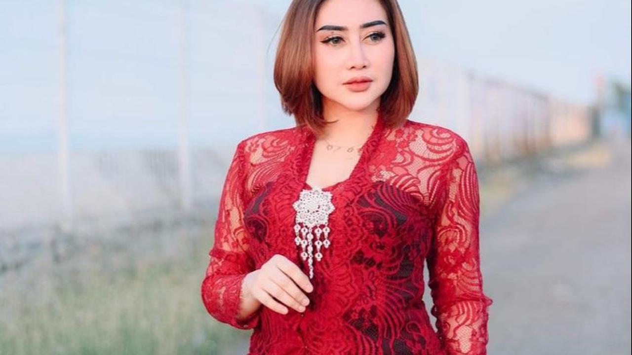 Luluk Nuril alias Luluk Sofiatul Jannah, selebgram Probolinggo yang viral karena memaki seorang siswi SMK yang magang di sebuah pusat perbelanjaan, akhirnya muncul ke publik.&nbsp;
