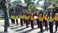 Jajaran Kodim 0616 Indramayu mengajak siswa untuk ikut Senam Wing Chun dan membersihkan lingkungan dalam persiapan pelaksanaan program TMMD. Foto : (Kodim 0616 Indramayu / Panji Prayitno)