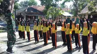 Keseruan Siswa Indramayu Ikut Senam Wing Chun Bersama TNI