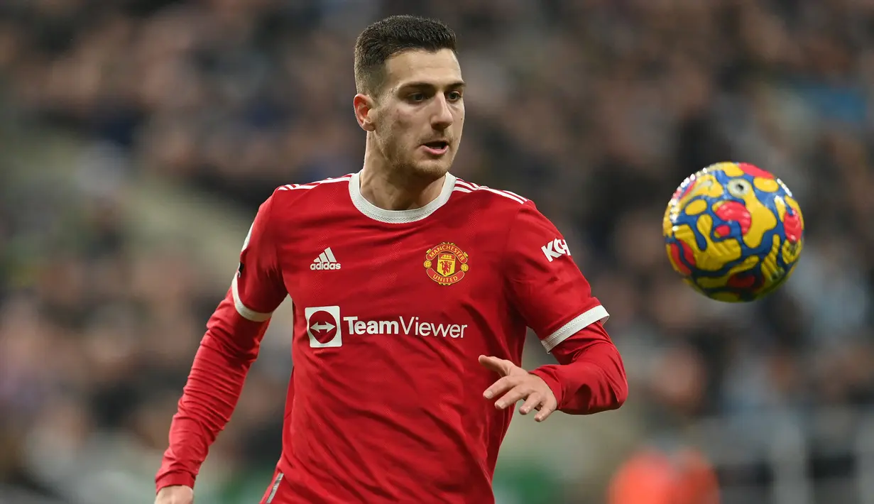 Diogo Dalot. Bek kanan Portugal berusia 22 tahun ini dilepas Porto ke Manchester United di awal musim 2018/2019 dengan mahar 19 juta pound. Hingga musim ke-4, ia telah tampil 51 laga di semua ajang dengan torehan 1 gol dan 3 assist dan sempat dipinjamkan ke AC Milan pada 2020/2021. (AFP/Paul Ellis)