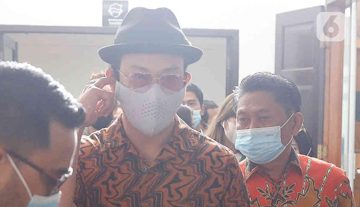 Denny Sumargo menjadi saksi di Pengadilan Negeri Jakarta Selatan, Kamis (7/7/2022). Diketahui, sidang atas kasus dugaan penggelapan yang menjerat mantan manajer Denny Sumargo, Ditya Andrista tersebut sudah berjalan sebanyak 3 kali. (Liputan6.com/Herman Zakharia)