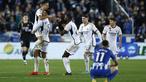 Sejumlah pemain Real Madrid merayakan kemenangan atas Deportivo Alaves pada laga pekan ke-18 Liga Spanyol 2023/2024 di Mendizorroza Stadium, Vitoria, Spanyol, Jumat (22/12/2023) dini hari WIB. (AP Photo/Ricardo Larreina)