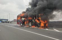 Akibat Pecah Ban, Bus Terbakar di Tol Dalam Kota