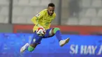 Pemain Brasil, Neymar, mengontrol bola saat melawan Peru  pada laga kualifikasi Piala Dunia 2026 zona CONMEBOL, Rabu, (13/9/2023). Tim Samba menang dengan skor tipis 1-0. (AP Photo/Martin Mejia)
