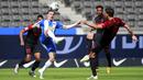 Pemain Hertha Berlin, Vladimir Darida, berebut bola dengan pemain Augsburg, Rani Khedira, pada laga Bundesliga di Olympiastadion, Sabtu (30/5/2020). Hertha Berlin menang 2-0 atas Augsburg. (AP/Hannibal Hanschke)