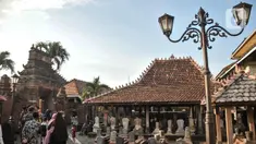 Peziarah saat mendatangi makam Sunan Kudus, Kauman, Kabupaten Kudus, Jawa Tengah, Rabu (30/3/2022). Jelang bulan suci Ramadhan, ribuan umat muslim dari berbagai daerah di Indonesia mulai memadati makam Sunan Kudus untuk berziarah sebagai tradisi  sebelum puasa. (merdeka.com/Iqbal S. Nugroho)