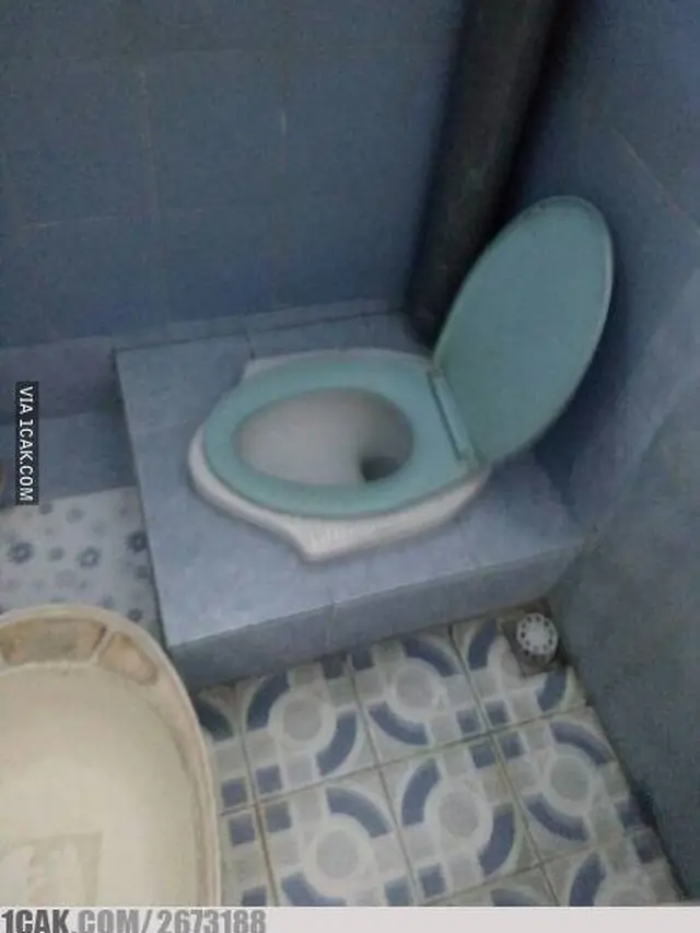 6 Potret WC Duduk Low Budget Ini Bikin Ketawa Geli