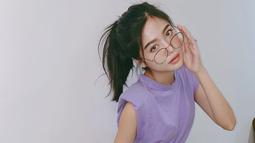 Bintang sinetron Aprilio dan Julie ini di kesehariannya kerap tampil dengan gaya kasual. Kali ini saat santai, Danita eks Princess tampak mengenakan kaus berwarna lilac. Kacamata yang dipakai membuatnya makin stylish. 
(Liputan6.com/IG/@danitasigarlaki)