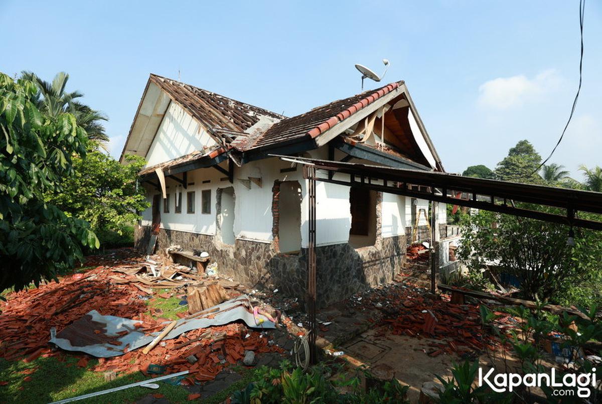 9 Potret Rumah Atalarik Syach yang Dieksekusi Aparat, Dinding Rumah Jebol dan Genteng Hancur