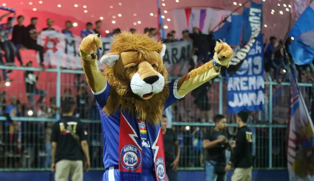 Aremania merayakan gelar juara Piala Presiden 2019 usai menaklukkan Persebaya Surabaya di Stadion Kanjuruhan, Jumat (13/4). Arema FC menang 2-0 atas Persebaya. (Bola.com/Aditya Wicaksana Wanyprahara)