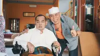 Melalui kanal Youtubenya, teman mainnya dalam sinetron Tukang Bubur Naik Haji (TBNH) Latief Sitepu mendatangi kediaman Mat Solar.  Beberapa potret dibagikan dalam video tersebut. [Youtube/Latief Sitepu Channel]