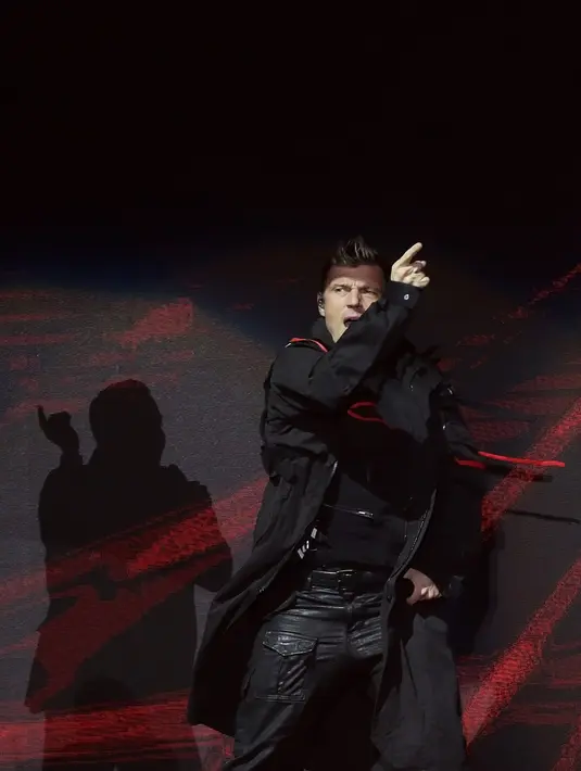 Backstreet Boys kemudian tampil kembali pada encore dan menyanyikan single mereka di tahun 2018, Don’t Go Breaking My Heart, dan ditutup dengan Larger Than Life. Sehingga total ada 33 lagu mereka bawakan di Jakarta.  (Bambang E Ros/Fimela.com)