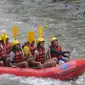 Mantan presiden AS Barack Obama dan istrinya Michelle dan anak perempuannya Sasha dan Malia saat mengikuti arung jeram di Desa Bongkasa di Badung di pulau Bali, Senin (26/06). Mereka menggunakan jasa dari Desa Rafting (AFP/STR)