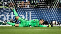 Manuel Neuer - Pemain yang berumur 35 tahun ini masih dipercaya oleh Joachim Low menjadi penjaga gawang tim yang berjuluk Der Panzer itu. Ia menyingkirkan nama-nama seperti Kevin Trapp, Marc-Andre ter Stegen, dan masih banyak lagi. (Foto: AFP/Valery Hache)