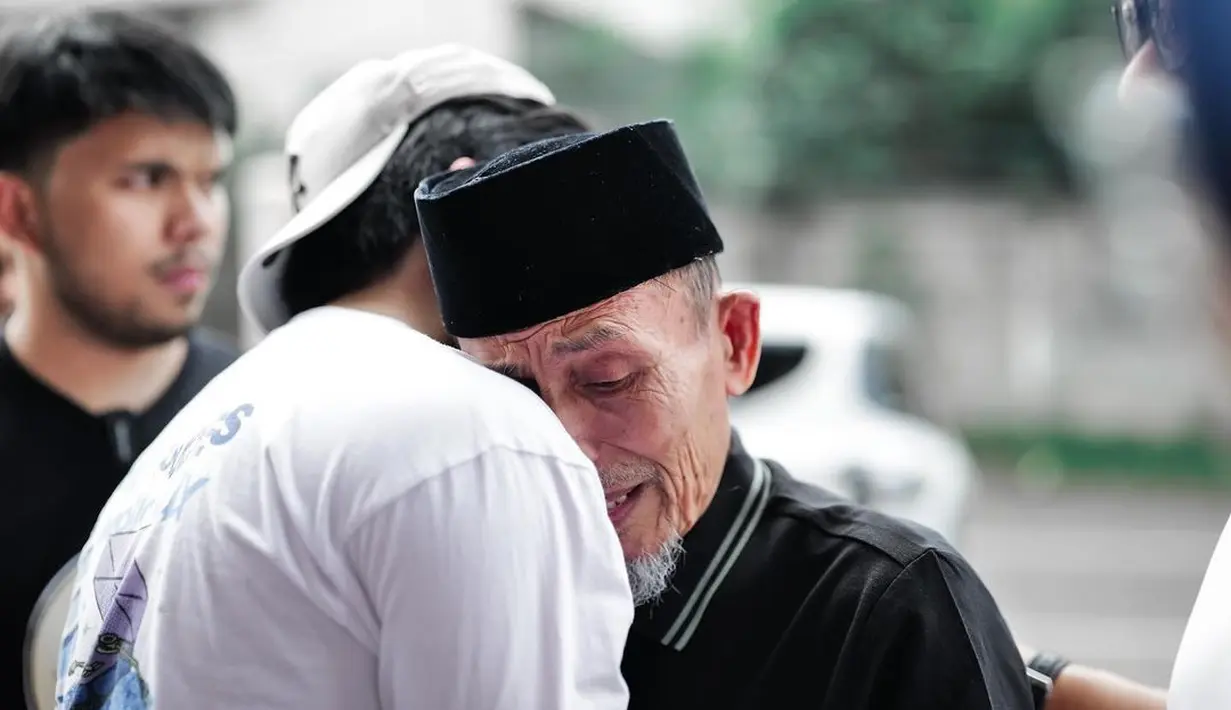 Kakek Atta tampak terharu dengan kejutan yang diberikan oleh cucunya. Sebuah mobil dengan pita merah sebagai kado untuk kakek Atta. "Semoga Atuk bisa jalan-jalan kemanapun, mau ke Lampung mau ke mana, ke Padang, kemana aja bisa," kata Atta sambil menunjukkan mobil baru di depan kakeknya. [Instagram/attahalilintar]