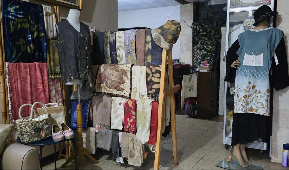 Qaniacraft Ecoprint, usaha milik Aminah Tri Astuti  yang mengusung konsep sustainable fashion semakin sukses berkat binaan BRI