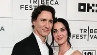 Gaun Putih Katy Perry Saat Debut di Karpet Merah Bareng Justin Trudeau