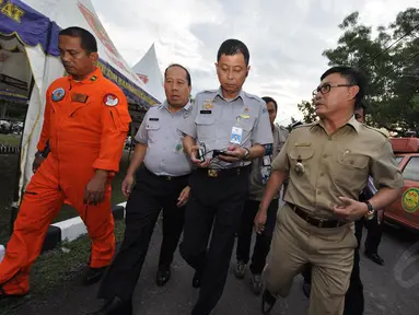 Menteri Perhubungan, Ignasius Jonan (ketiga dari kiri) mendengarkan penjelasan Bupati Kabupaten Kota Waringin Barat, Ujang Iskandar di Lanud Iskandar, Pangkalan Bun, Kalimantan Tengah, Selasa (30/12/2014). (Liputan6.com/Miftahul Hayat)