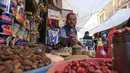 Pedagang menunggu pembeli menjelang bulan suci Ramadan di pasar kota tua Sanaa, Yaman, Sabtu (18/4/2020). Umat muslim di Timur Tengah bersiap untuk bulan Ramadan yang suram akibat pandemi virus corona COVID-19. (Mohammed HUWAIS/AFP)
